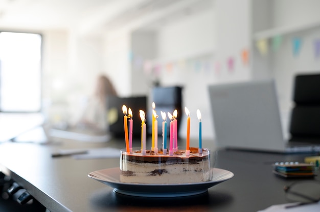 Celebración de cumpleaños en la oficina con pastel