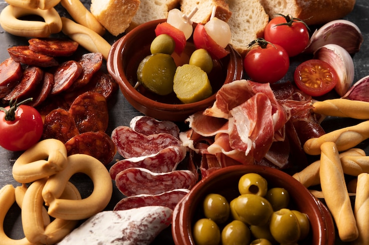 Foto gratuito celebración del día mundial de la tapa con snacks