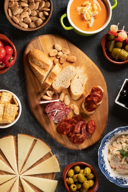 Celebración del día mundial de la tapa con snacks