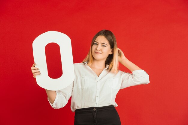 Celebración del día de San Valentín, feliz, linda chica caucásica con carta en estudio rojo