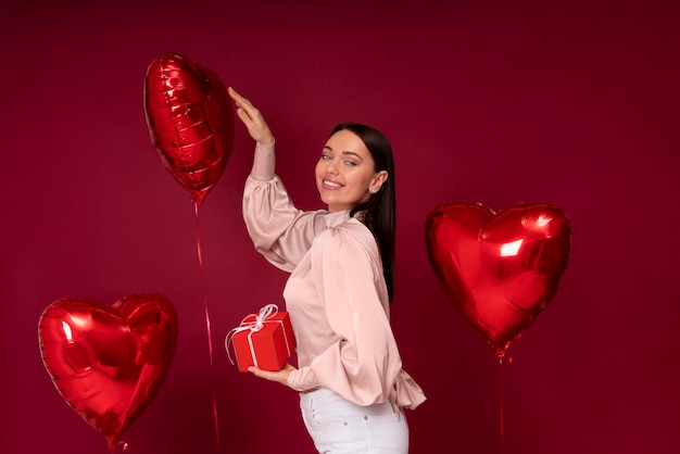 Foto gratuita celebración del día de san valentín con globos.