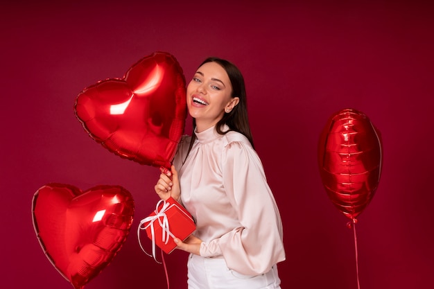 Foto gratuita celebración del día de san valentín con globos.