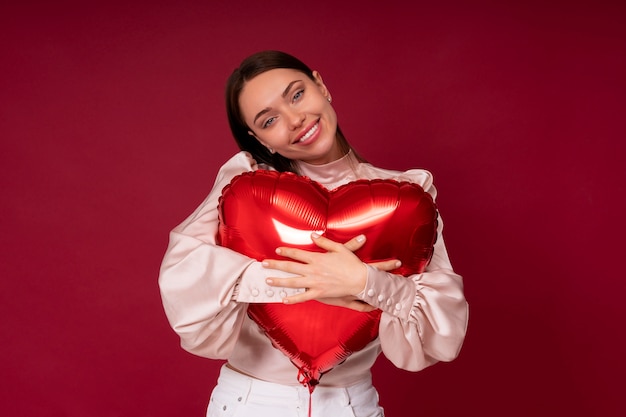 Foto gratuita celebración del día de san valentín con globos.