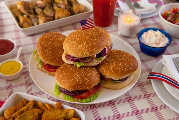 Celebración del día del trabajo estadounidense con hamburguesas