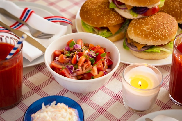 Foto gratuita celebración del día del trabajo estadounidense con hamburguesas