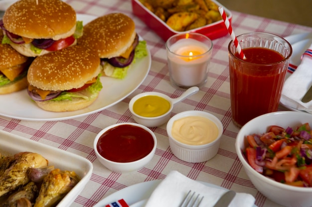 Celebración del día del trabajo estadounidense con hamburguesas