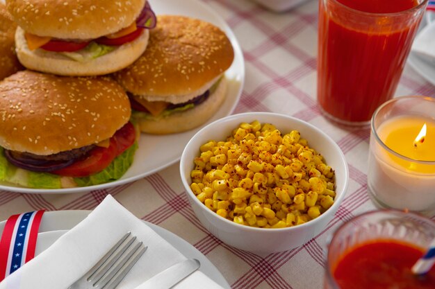 Celebración del día del trabajo estadounidense con hamburguesas