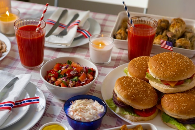 Foto gratuita celebración del día del trabajo estadounidense con hamburguesas