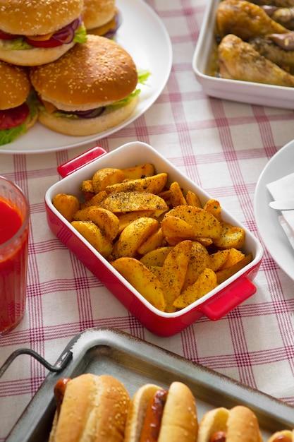 Foto gratuita celebración del día del trabajo estadounidense con hamburguesas