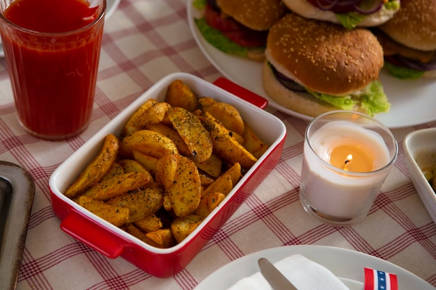 Foto gratuita celebración del día del trabajo estadounidense con hamburguesas