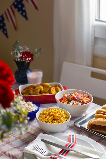 Foto gratuita celebración del día del trabajo de nosotros con comida deliciosa.