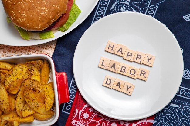 Celebración del día del trabajo de nosotros con vista superior de comida