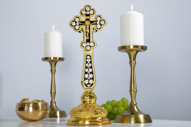 Celebración de la eucaristía de ángulo bajo con cruz