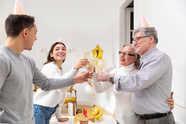 Celebración familiar feliz de tiro medio