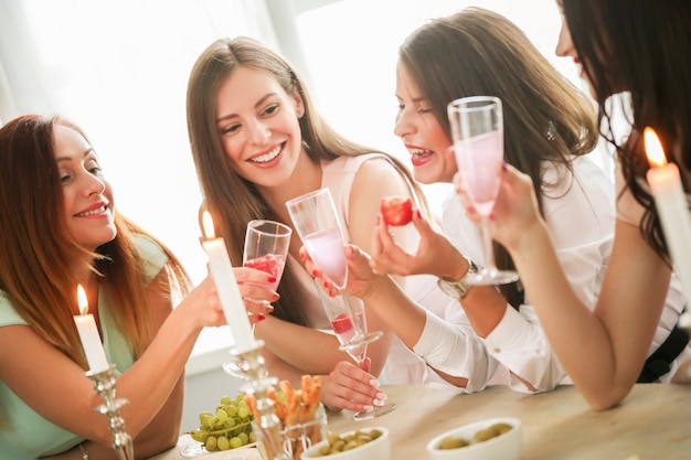 Foto gratuita celebración de mujeres