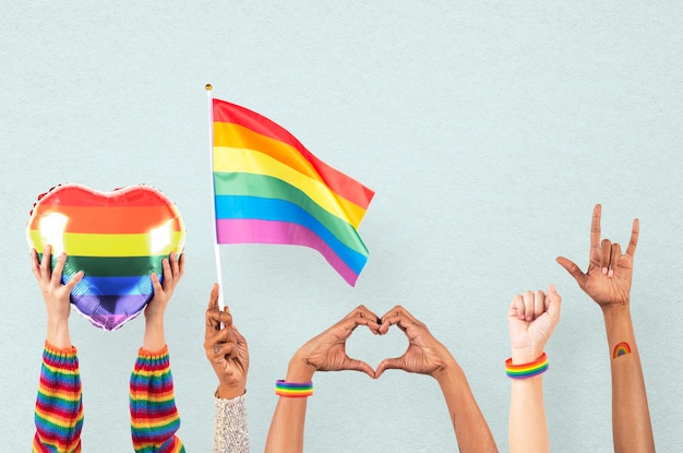 Celebración del orgullo LGBTQ + con la mano y la multitud vitoreando