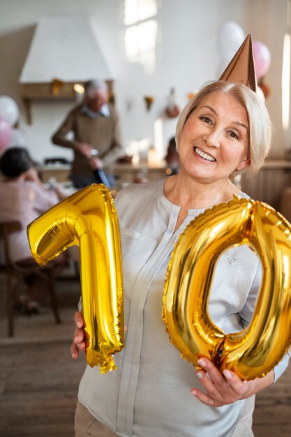 Celebración de persona mayor con globos