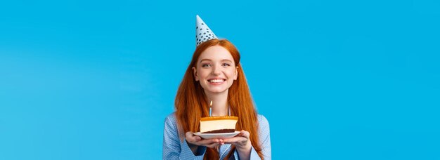 Celebración vacaciones y felicidad concepto alegre tierna y femenina encantadora pelirroja mujer en bday