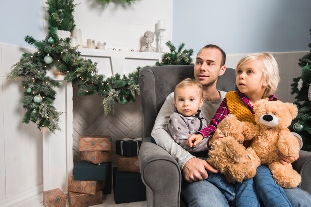 Celebraciones de navidad con familia en salón