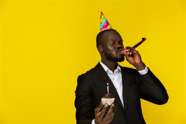 Celebrando el hombre africano con pastel y silbar