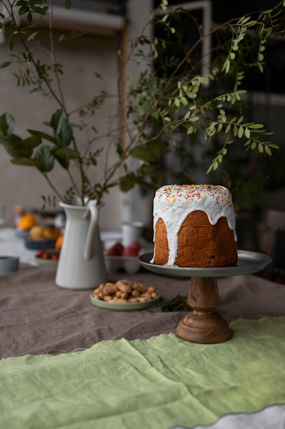 Foto gratuita celebrando la pascua ortodoxa con comida deliciosa