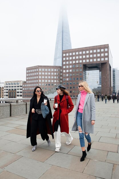 Celebridades de Internet caminando sobre un puente en la ciudad