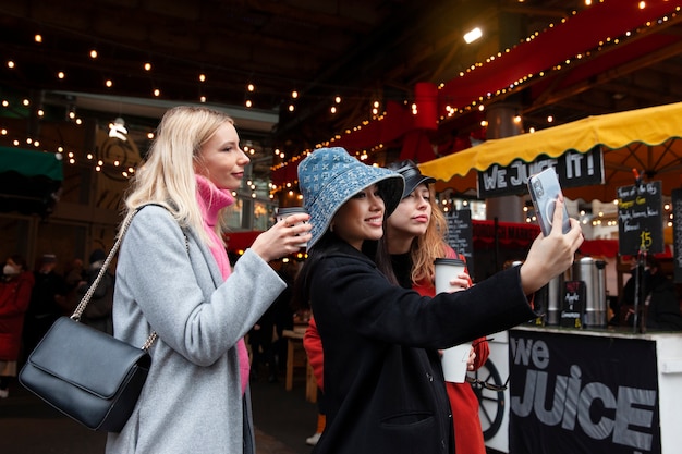 Celebridades de Internet haciéndose un selfie en el mercado