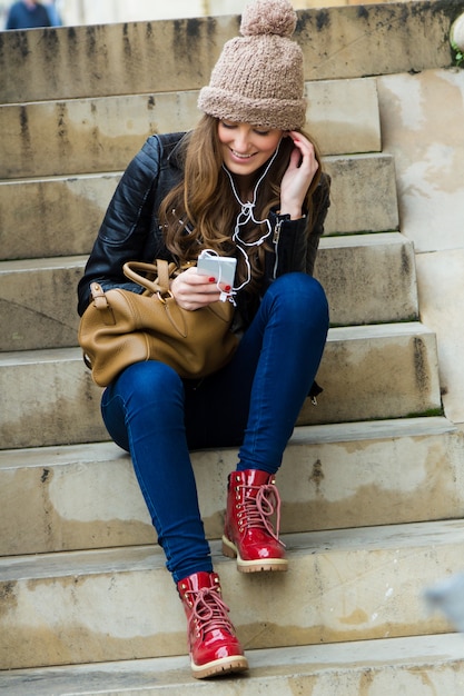 Células felicidad femenina urbana linda