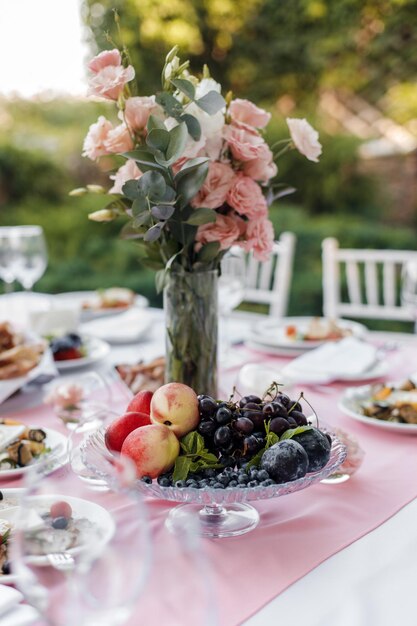 cena banquete de catering con decoración en el patio trasero