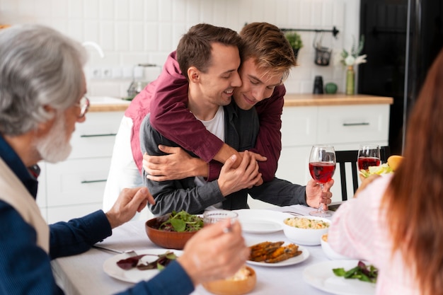 Foto gratuita cena familiar con una pareja gay