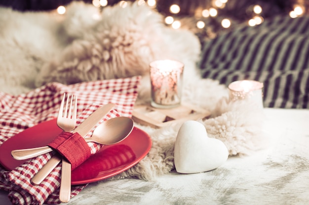 Cena festiva de San Valentín en un fondo de madera cubiertos