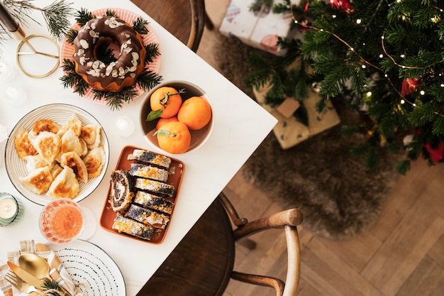 Cena junto al árbol de Navidad