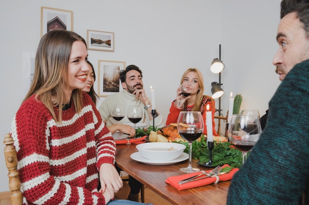 Cena de navidad con amigos charlando