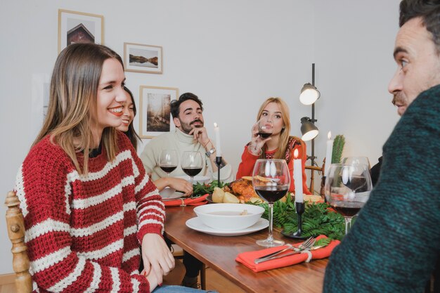 Cena de navidad con amigos charlando