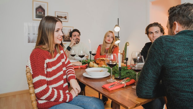 Foto gratuita cena de navidad con amigos hablando