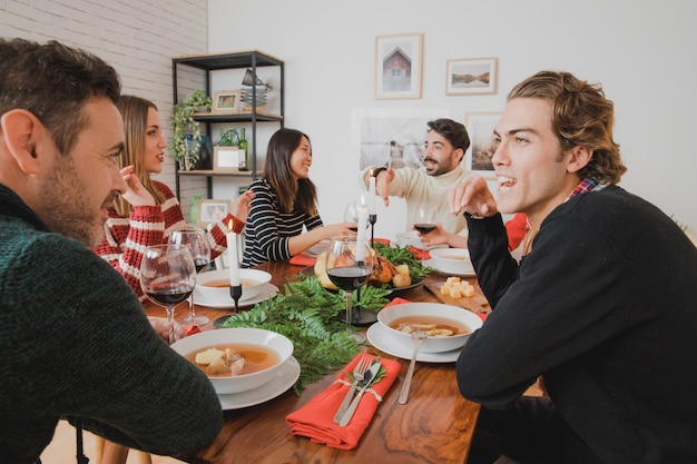 Cena de navidad con amigos hablando