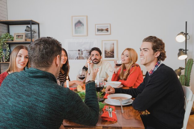 Cena de navidad con amigos jóvenes