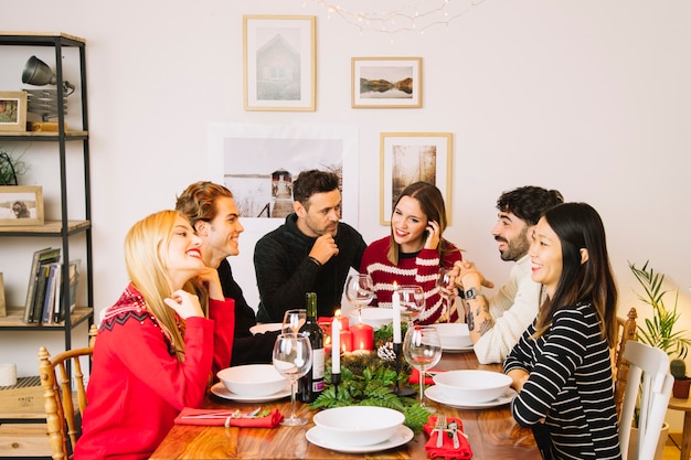 Cena de navidad con amigos jóvenes