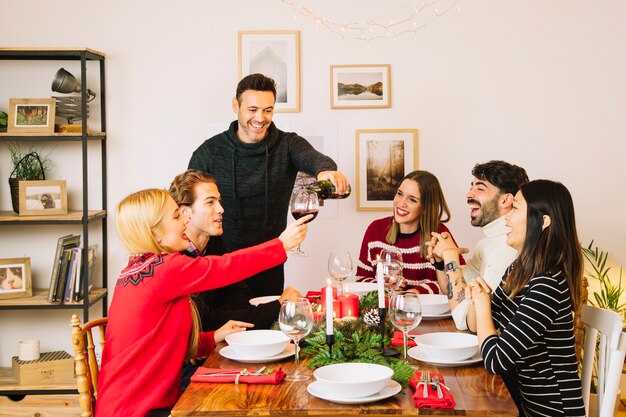 Cena de navidad con amigos en la mesa