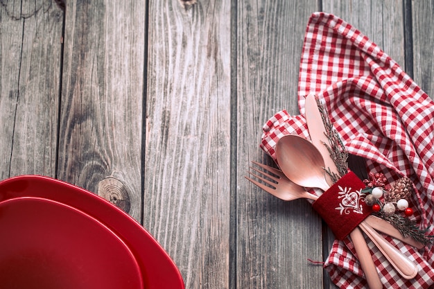 Cena de Navidad cubiertos con decoración sobre un fondo de madera