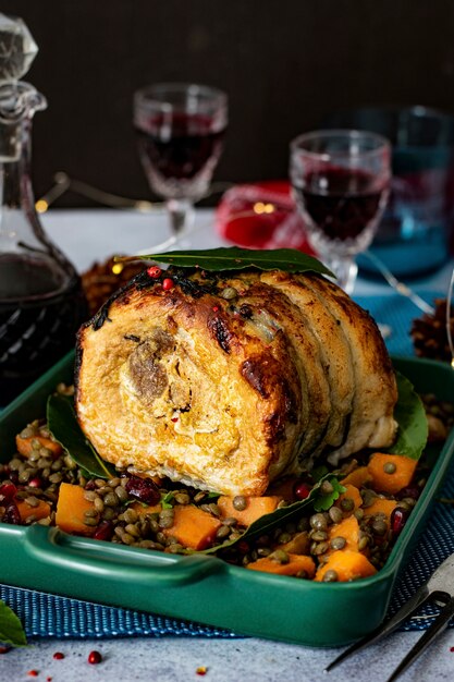 Cena de Navidad con jamón asado y lentejas fotografía gastronómica