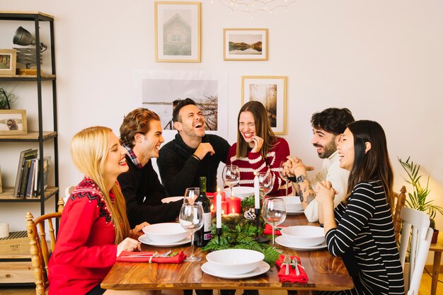 Cena de navidad en mesa