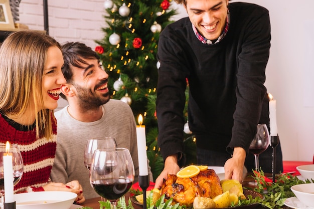 Cena de navidad con pavo y amigos felices