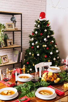 Cena de navidad con pavo y árbol de navidad