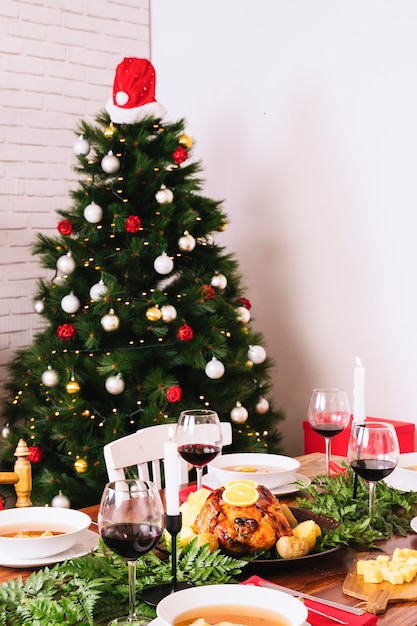 Cena de navidad con pavo y árbol