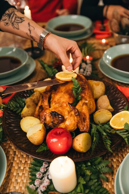 Cena de navidad con pavo y mano