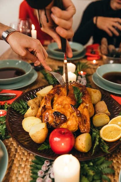 Foto gratuita cena de navidad con pavo y sopa