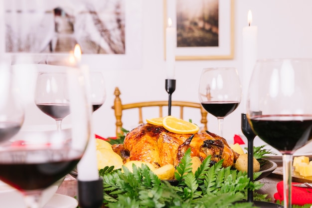 Foto gratuita cena de navidad con pavo y vino tinto