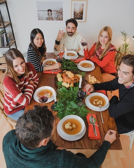 Cena de navidad con seis personas