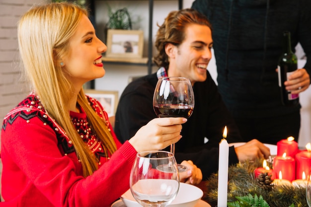 Cena de navidad con vino tinto